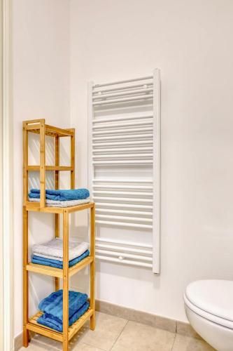 La salle de bains est pourvue de toilettes et d'un radiateur. dans l'établissement Bulle de Tranquillité à Villeneuve la Garenne, à Villeneuve-la-Garenne
