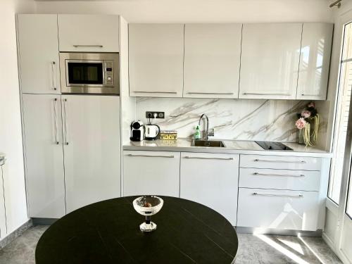 Kuchyň nebo kuchyňský kout v ubytování STUDIO near Monaco sea view balcony