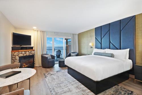 Ένα ή περισσότερα κρεβάτια σε δωμάτιο στο Kingfisher Pacific Resort & Spa