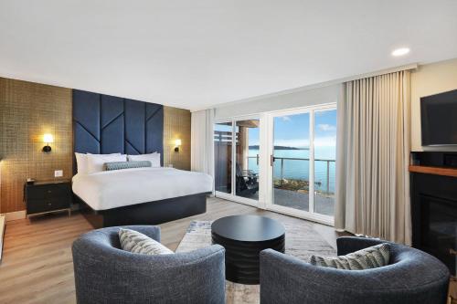 Ένα ή περισσότερα κρεβάτια σε δωμάτιο στο Kingfisher Pacific Resort & Spa