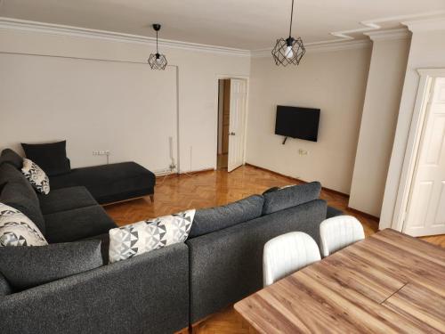 uma sala de estar com um sofá e uma mesa em tuna doğa evi em Balçova