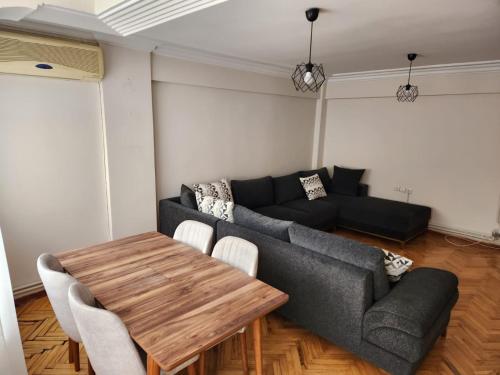uma sala de estar com um sofá e uma mesa em tuna doğa evi em Balçova