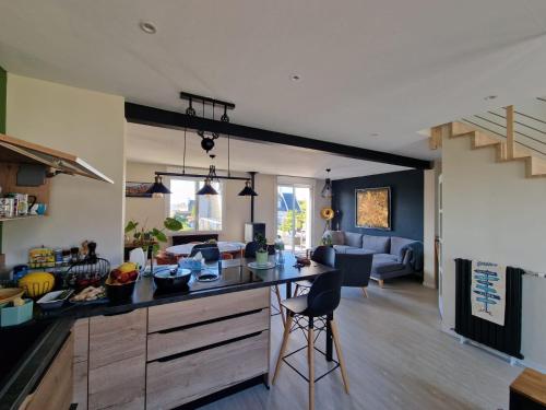 une cuisine et un salon avec un comptoir dans l'établissement Chambre en centre ville proche mer, à Saint-Pol-de-Léon