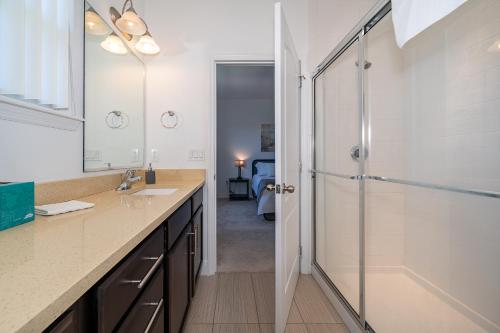 a bathroom with a shower and a sink at Ultimate Family Retreat in Orlando near Airport USTA & Parks in Kissimmee