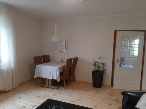 a dining room with a white table and chairs at Ferienwohnung auf dem Land in Ladbergen