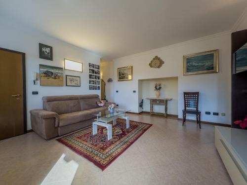 a living room with a couch and a table at Le Rose Sul Lago in Pescate