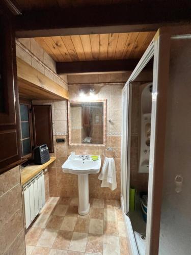 W pokoju znajduje się łazienka z białą umywalką. w obiekcie CASA GALLARDO w mieście Ribadeo