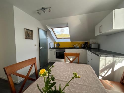 a small kitchen with a table and chairs in a room at Gästehaus Sommertal, eigener Parkplatz, 800m zum Bodensee, 300m zur Altstadt in Meersburg