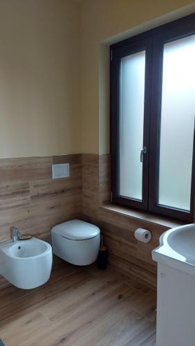 a bathroom with a toilet and a sink at Al Vecchio Lavatoio - Relax in collina in Colle Brianza