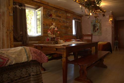 sala de estar con mesa de madera y sofá en A casa di Sandra, costa dei Trabocchi, en Paglieta