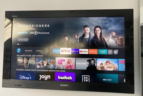 Et tv og/eller underholdning på Living at Saarpartments - AdultsOnly - Business & Holiday Homes with Kitchen for Long- and Short Term stay, 3 min to St Johanner Markt and Points of Interest