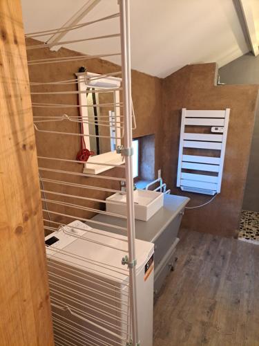 La salle de bains est pourvue d'un lavabo et d'un escalier. dans l'établissement Le walnoot, à Arnèke