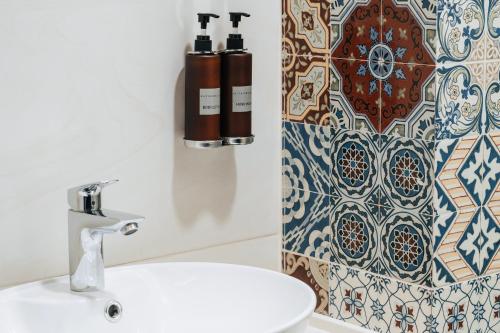 łazienka z umywalką i zasłoną prysznicową w obiekcie Almendinger Bolnisi w mieście Bolnisi