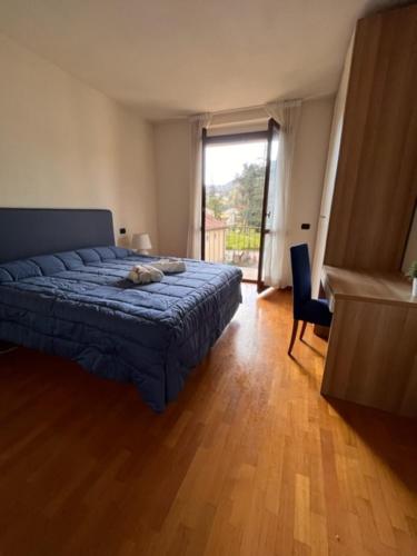 バーニ・ディ・ルッカにあるResidence Contessa Casaliniのベッドルーム1室(青いベッド1台付)