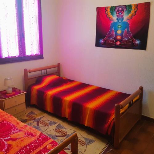 une chambre avec deux lits et un tableau au mur dans l'établissement Chambre dans Petit havre de paix avec piscine chauffée au coeur du Luberon, à Gargas