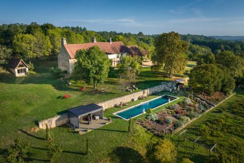 une vue aérienne d'une maison avec piscine dans l'établissement Domaine Médiéval à Bergerac, à Montagnac-la-Crempse