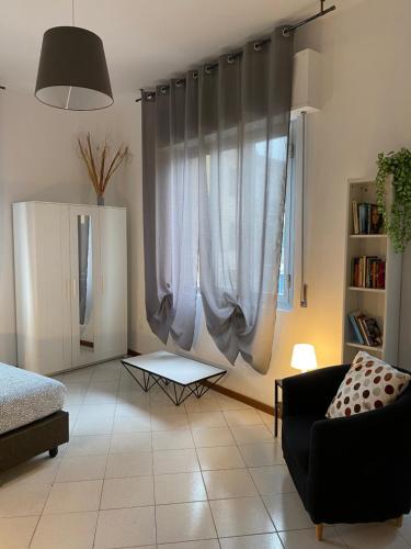 ein Wohnzimmer mit einem Sofa und einem Fenster in der Unterkunft Civico 8 in Prato