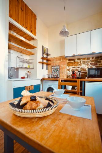 - une cuisine avec une table et une plaque de cuisson dans l'établissement Artelier 32 - Lyon Tête d'Or, à Lyon