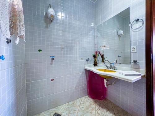 Casa de Veraneio Villa Lopesにあるバスルーム