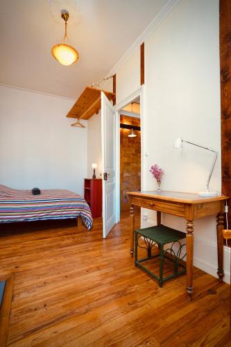 - une chambre avec un bureau, un lit et une table dans l'établissement Artelier 32 - Lyon Tête d'Or, à Lyon