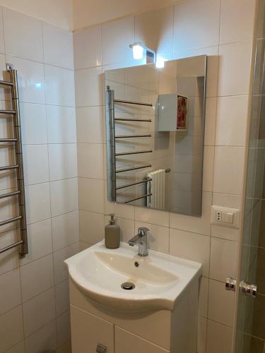 ein Bad mit einem Waschbecken und einem Spiegel in der Unterkunft Civico 8 in Prato