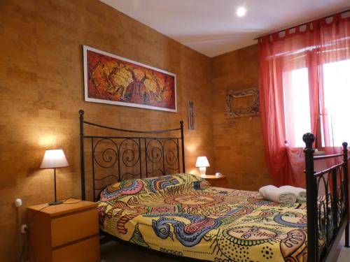 ラ・スペツィアにあるCasa Aliceのベッドルーム1室(カラフルな掛け布団付きのベッド1台付)