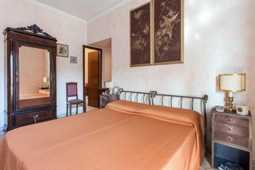een slaapkamer met een bed, een dressoir en een spiegel bij all'ombra del vulcano Etna in Catania