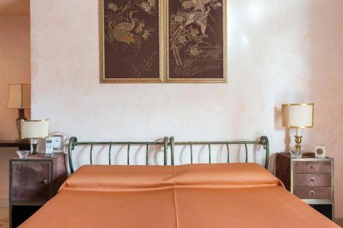 En eller flere senger på et rom på all'ombra del vulcano Etna
