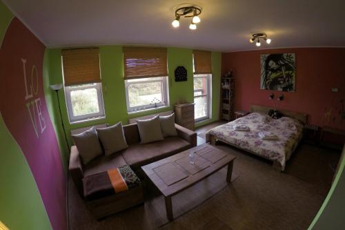 ein Wohnzimmer mit einem Sofa und einem Tisch in der Unterkunft Studio Krušné Hory Klínovec in Loučná pod Klínovcem