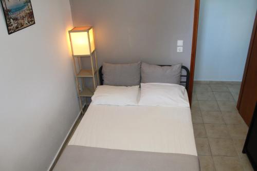 Katil atau katil-katil dalam bilik di Village Drapanias Apartments
