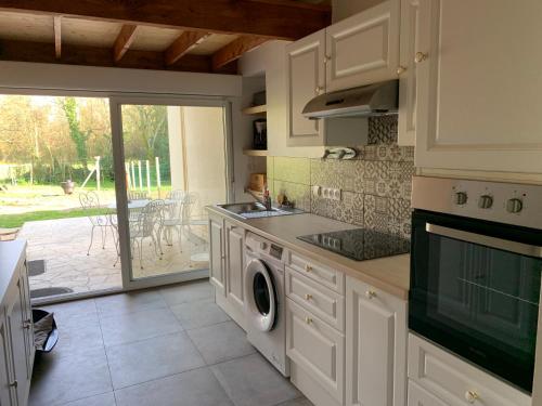uma cozinha com um lavatório e uma máquina de lavar louça em Maison avec jardin privatif Gîte les Chênes de Pastouret, Lussan em Ordonnac