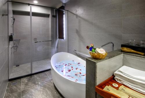 La salle de bains est pourvue d'une baignoire et d'une douche. dans l'établissement Stay Hotel - Taichung Yizhong, à Taichung