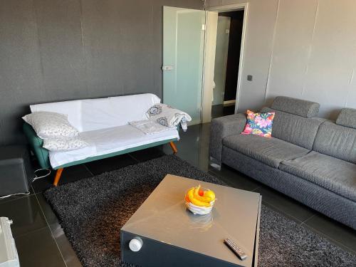 ein Wohnzimmer mit einem Sofa und einem Couchtisch in der Unterkunft Black Apartament nr1 in Bukarest