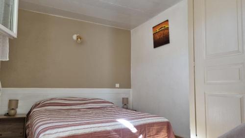 a small bedroom with a bed in a room at LOCATION CORSE in Canari