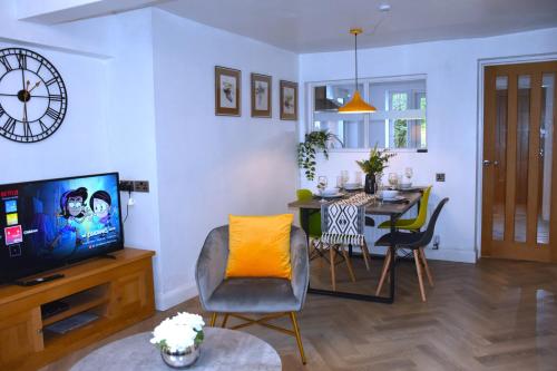 uma sala de estar com uma mesa e uma sala de jantar em Bard's Nest Scholars Cottage, Central Stratford, 5 mins walk to RSC em Stratford-upon-Avon
