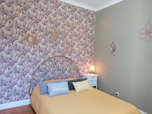1 dormitorio con cama amarilla y papel pintado con motivos florales en Monchâteau étoilé, Chambres d'Hôtes, en Merlas