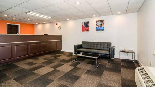 una sala de espera con sofá y mesa en Motel 6 Newark, DE en Newark