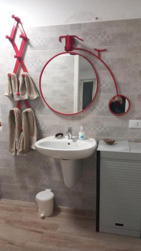 een badkamer met een wastafel en een spiegel bij LA MANSARDA in Cellamare