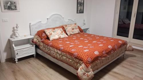 een slaapkamer met een bed en een nachtkastje en een bed sidx sidx bij LA MANSARDA in Cellamare