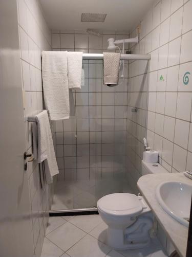 een badkamer met een douche, een toilet en een wastafel bij Casa em Village com piscina e perto da praia in Salvador