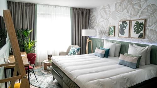 a bedroom with a large bed in a room at Skotel The Hague, Hotelschool The Hague in Scheveningen
