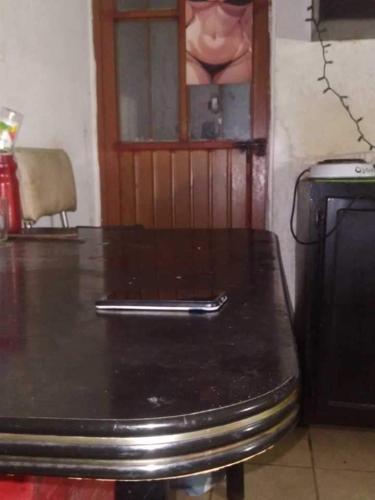 un tavolo nero in una stanza con tavolo sidx sidx di MINIDEPA CENTRICO a San Luis Potosí