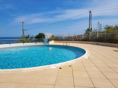 - une grande piscine sur le côté d'une maison dans l'établissement Le Calypso, Magnifique Appartement Piscine et Vue Somptueuse, à Sète