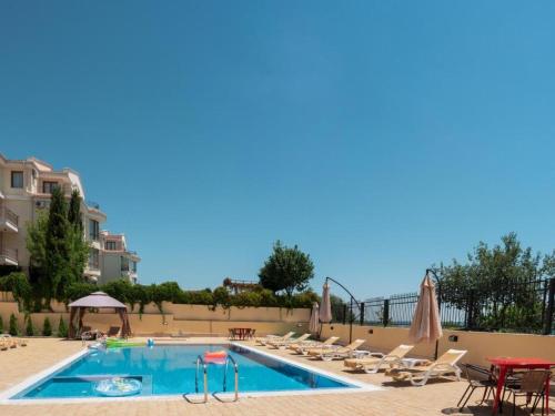 a large swimming pool with lounge chairs and a swimming pool at HORIZON 12 'A' APARTMENT Sveti Vlas in Sveti Vlas
