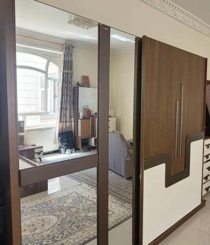 una sala de estar con una puerta corredera de cristal a una habitación en Hageb 