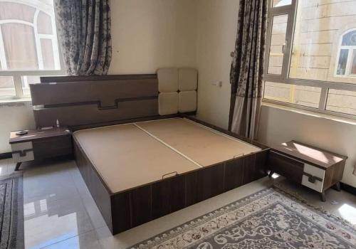 uma cama grande num quarto com uma janela em Hageb 