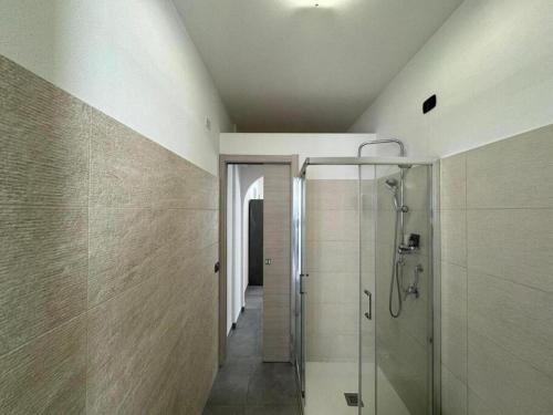 a bathroom with a shower and a walk in shower at Moderno e Confortevole Appartamento, Wi-Fi e Parcheggio Gratuito in Sanluri