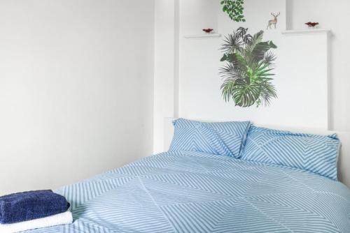 A bed or beds in a room at Bright and Comfortable 1 bedroom near Marble Arch