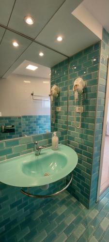 uma casa de banho com um lavatório e um espelho em Suite on the Bat Yam seashore em Bat Yam