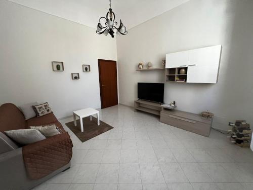 a living room with a couch and a tv at Il Vigneto in Trapani